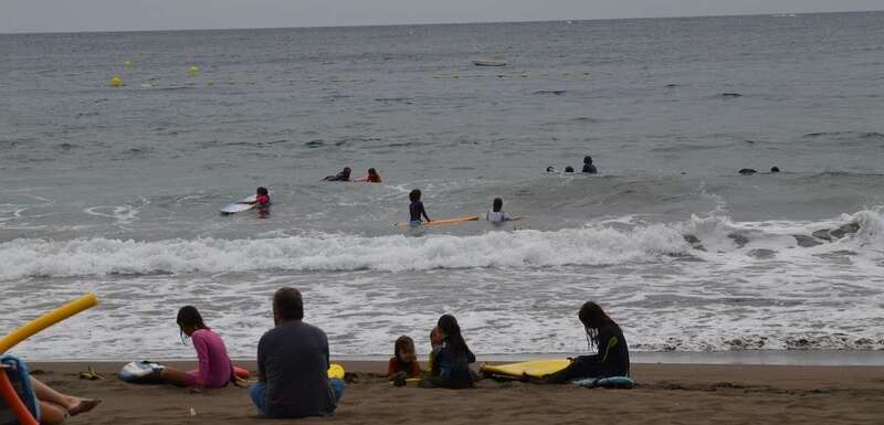 Pequeños surferos en Salinetas/TA.